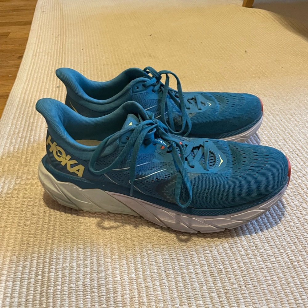 Blue and yellow Hoka Arahi 5’s
